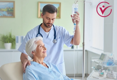 Врач делает бабушке капельницу